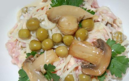 Салат с грибами жареными и огурцами: готовим в домашних условиях | Грибной сайт